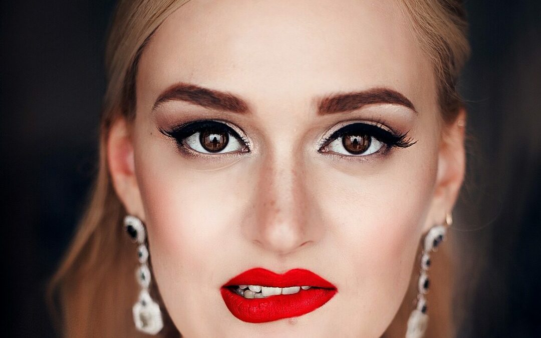 woamn biting her lips