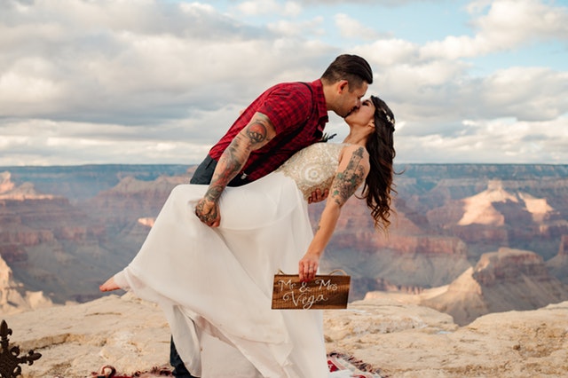 bride and groom kissing grand canyon 