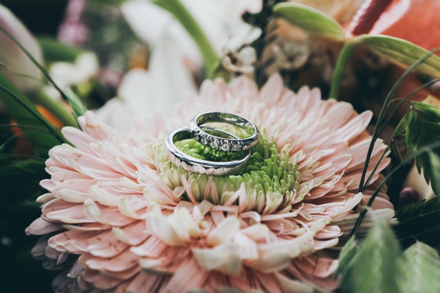 wedding rings on bouquet