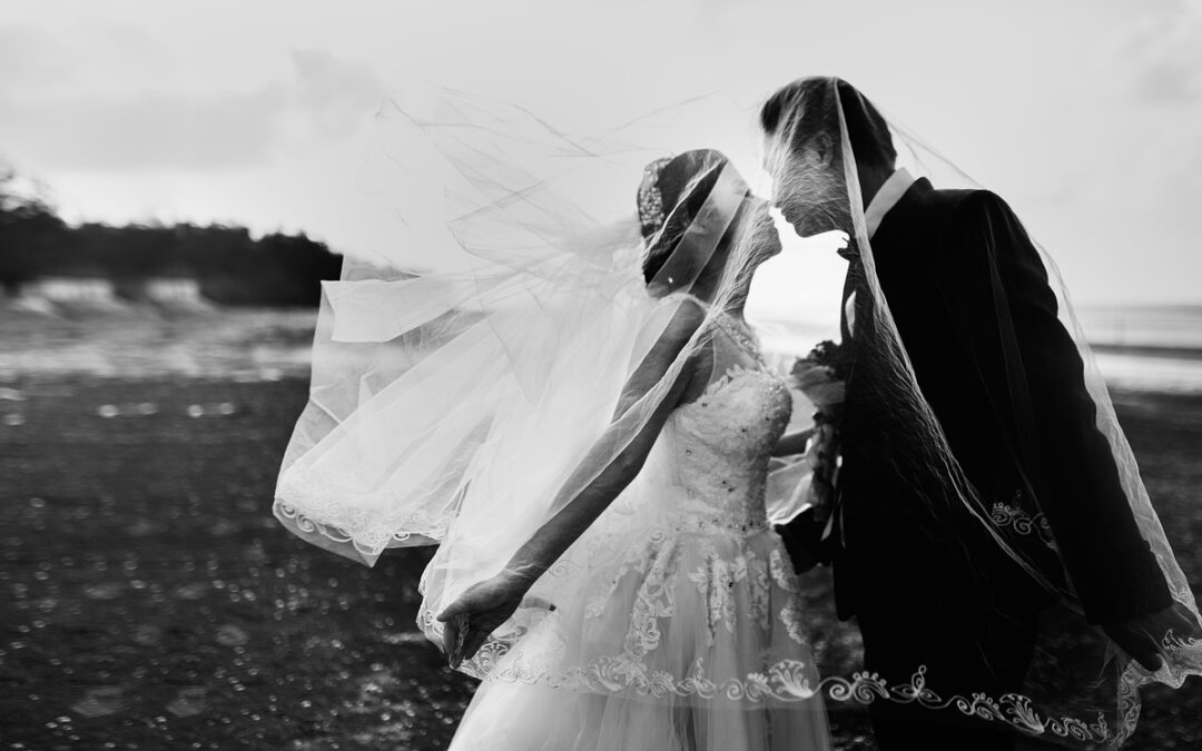 5 Tips for Creating Timeless Monochrome Wedding Photos